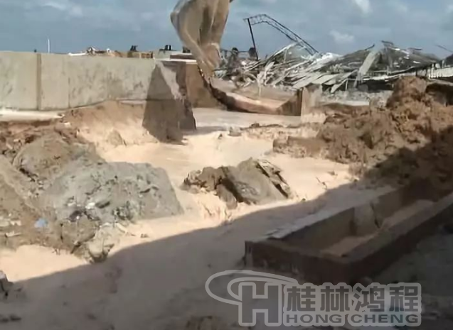 廉江政府鐵腕整治拆除一高嶺土廠，連設(shè)備都砸碎！