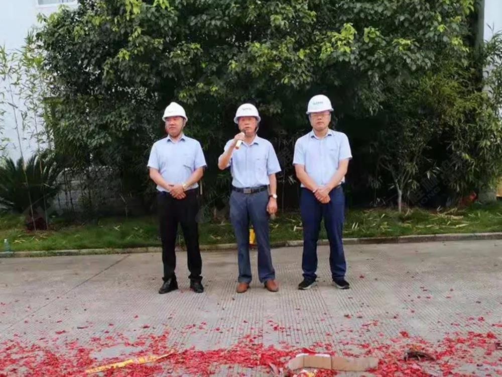 桂林鴻程董事長容平勛發(fā)表致辭桂林鴻程機電設(shè)備有限公司廠區(qū)2#生產(chǎn)廠房開工大吉！